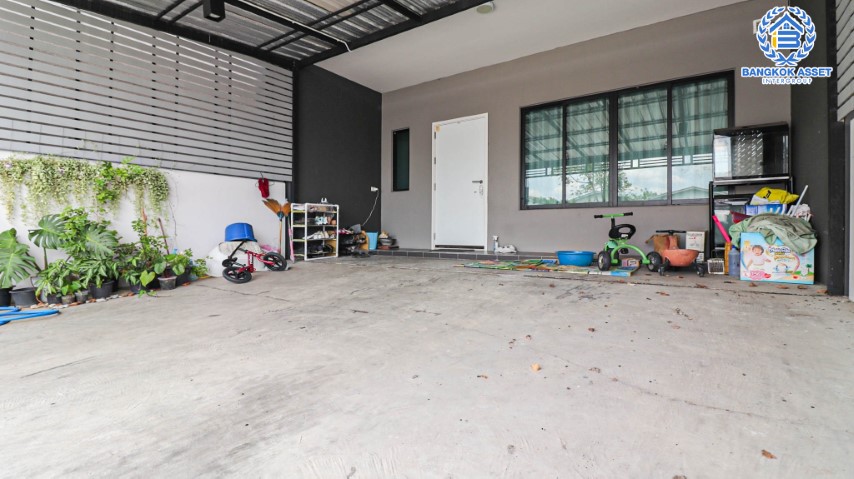 *****ทาวน์เฮ้าส์มือสองย่านนนทบุรี ม.เดอะคอนเนค กาญจนาภิเษก-กันตนา เนื้อที่กว้างขวางถึง 21.4 ตร.ว. ฟังก์ชัน 3 ห้องนอน 2 ห้องน้ำ 2 ที่จอดรถ บนทำเลศักยภาพ เดินทางสะดวก ใกล้รถไฟฟ้าสายสีม่วง "สถานีตลาดบางใหญ่", เซ็นทรัลเวสต์เกต และทางด่วน "ศรีรัช" ราคาถูกสุดในย่านนี้!